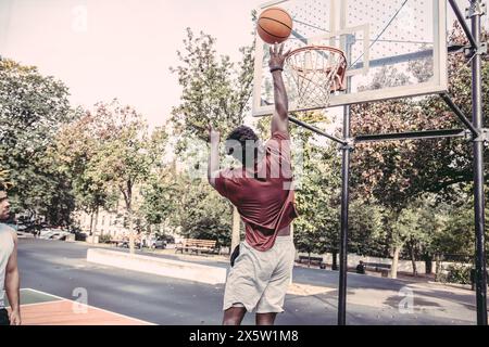 USA, Pennsylvanie, Philadelphie, homme jouant au basket dans le parc Banque D'Images
