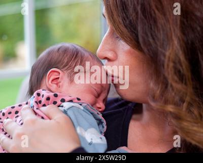 Gros plan de femme embrassant bébé fils Banque D'Images