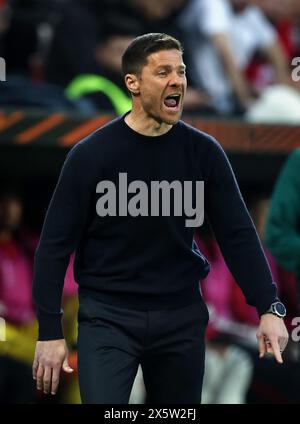 LEVERKUSEN, ALLEMAGNE - 09 MAI : L'entraîneur Xabi Alonso du Bayer Leverkusen réagit depuis la ligne de touche lors du match de deuxième manche de la demi-finale de l'UEFA Europa League 2023/24 entre le Bayer 04 Leverkusen et L'AS Roma à la BayArena le 09 mai 2024 à Leverkusen, Allemagne. © diebilderwelt / Alamy Stock Banque D'Images