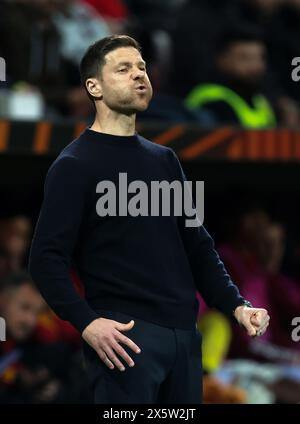 LEVERKUSEN, ALLEMAGNE - 09 MAI : L'entraîneur Xabi Alonso du Bayer Leverkusen réagit depuis la ligne de touche lors du match de deuxième manche de la demi-finale de l'UEFA Europa League 2023/24 entre le Bayer 04 Leverkusen et L'AS Roma à la BayArena le 09 mai 2024 à Leverkusen, Allemagne. © diebilderwelt / Alamy Stock Banque D'Images