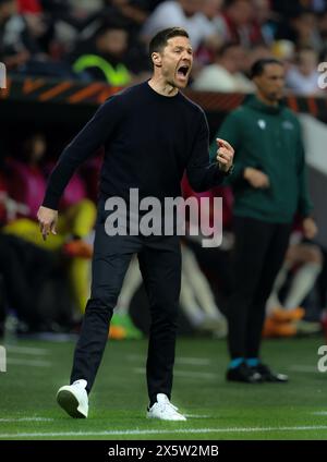 LEVERKUSEN, ALLEMAGNE - 09 MAI : L'entraîneur Xabi Alonso du Bayer Leverkusen réagit depuis la ligne de touche lors du match de deuxième manche de la demi-finale de l'UEFA Europa League 2023/24 entre le Bayer 04 Leverkusen et L'AS Roma à la BayArena le 09 mai 2024 à Leverkusen, Allemagne. © diebilderwelt / Alamy Stock Banque D'Images