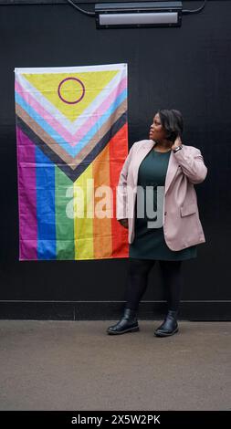 Femme mature devant le drapeau de fierté Banque D'Images