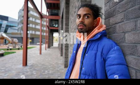 Portrait d'un jeune homme portant une veste bleue Banque D'Images