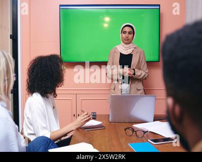 Royaume-Uni, Londres, femme ayant la présentation au bureau Banque D'Images