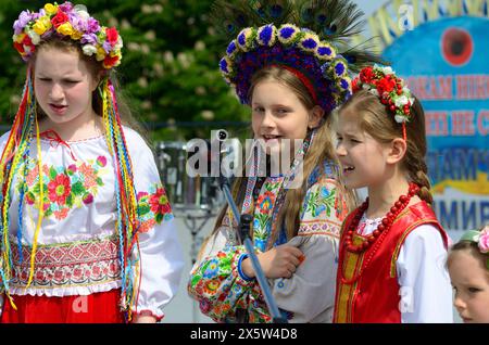 Petites filles en costumes de broderie traditionnels ukrainiens chantant lors du concert consacré au jour du souvenir. 8 mai 2019. Kiev, Ukraine Banque D'Images