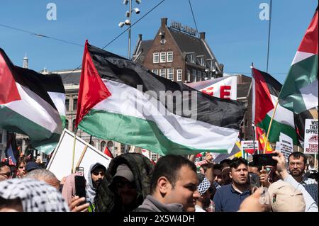 Amsterdam pays-Bas 11 mai 2024 dans les rues d'Amsterdam, des milliers de personnes se rassemblent pour protester contre la poursuite de la guerre israélo-palestinienne dans la bande de Gaza. palestina, oorlog, protestation, manifestants, manifestation, manifestant, naqba, israélien, Banque D'Images