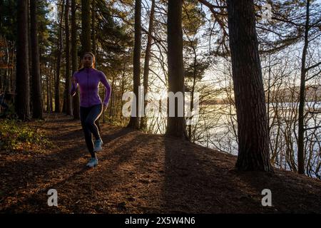 Young woman jogging Banque D'Images