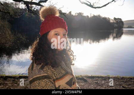 Portrait of young woman at Lake Banque D'Images