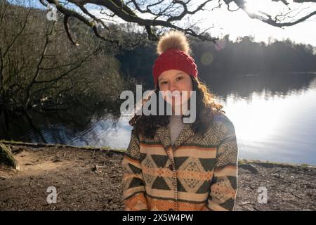 Portrait of young woman at Lake Banque D'Images