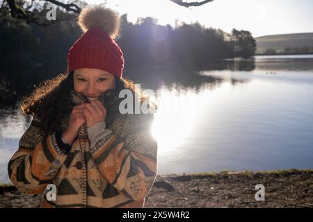 Portrait d'une jeune femme souriante au lac Banque D'Images