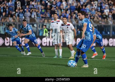 Côme, Italie. 10 mai 2024. Simone Verdi, de Côme, marque un penalty pour égaliser le score à 1-1 lors du match de Serie B au Stadio Giuseppe Sinigaglia, Côme. Le crédit photo devrait se lire : Jonathan Moscrop/Sportimage crédit : Sportimage Ltd/Alamy Live News Banque D'Images