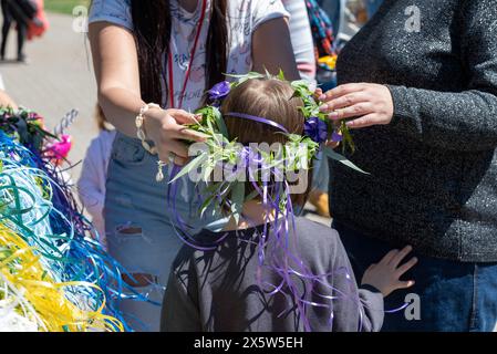 Couronnes de fleurs faites à la main, décoration pour le festival Vrbica dans la ville de Belgrade, une fête de l'église orthodoxe connue sous le nom de Lazare samedi. Avril 2024 Banque D'Images