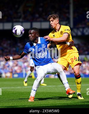 Idrissa Gueye d'Everton (à gauche) et Ollie Arblaster de Sheffield United se battent pour le ballon lors du premier League match à Goodison Park, Liverpool. Date de la photo : samedi 11 mai 2024. Banque D'Images