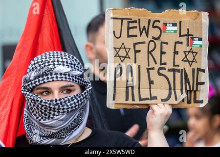 Manchester, Royaume-Uni. 11 mai 2024. Jeune femme avec une bannière de protestation Jewish 4 Free Palestine. Protestation palestinienne Manchester. Les manifestants pro-palestiniens ont défilé dans le centre-ville de Manchester, perturbant les achats et les transports publics. C’était la 32ème manifestation consécutive depuis le 7 octobre 2023 à avoir lieu dans la ville. Manchester Royaume-Uni. Crédit : GaryRobertsphotography/Alamy Live News Banque D'Images