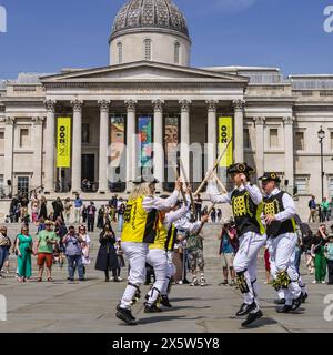 Westminster, Londres, Royaume-Uni. 11 mai 2024. Les danseurs Morris de Westminster, ainsi que 12 équipes invitées de la région de Londres, maintiennent la tradition de la danse Morris vivante avec des spectacles autour de Westminster, ici Trafalgar Square. Crédit : Imageplotter/Alamy Live News Banque D'Images