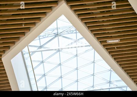 Le plafond est fait d'éléments en bois et de verre transparent. Toit en verre puits de lumière, avec espace pour la copie. Éclairage naturel d'un éco-bâtiment pour économiser l'énergie. Photo de haute qualité Banque D'Images