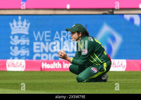 Natalia Parvaiz du Pakistan célèbre avoir attrapé Amy Jones d'Angleterre au bowling de Sadia Iqbal du Pakistan lors du premier match international T20 Angleterre femmes vs Pakistan femmes à Edgbaston, Birmingham, Royaume-Uni, le 11 mai 2024 (photo par Craig Thomas/News images) Banque D'Images