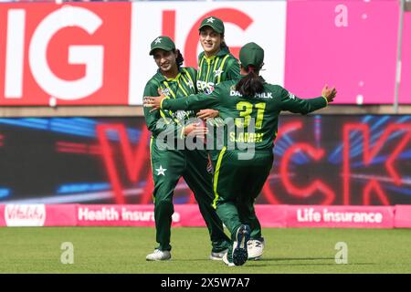 Natalia Parvaiz du Pakistan célèbre avoir attrapé Amy Jones d'Angleterre au bowling de Sadia Iqbal du Pakistan lors du premier match international T20 Angleterre femmes vs Pakistan femmes à Edgbaston, Birmingham, Royaume-Uni, le 11 mai 2024 (photo par Craig Thomas/News images) Banque D'Images