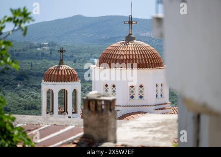 Die Kirchtuerme von Agios Georgios : George im Ort Kritsa George, einem Handwerker Ort mit Blick auf die berge, Kreta ist die groesste griechische Insel und Hat rund 8261 km Flaeche sowie 1066 Kilometern Kuestenlaenge. Die Insel chapeau etwa 624,000 Einwohner. Kreta Griechenland *** les tours de l'église d'Agios Georgios St George dans le village de Kritsa George, un village artisanal surplombant les montagnes, la Crète est la plus grande île grecque et a environ 8261 km de superficie et 1066 km de littoral L'île a environ 624 000 habitants Crète Grèce Copyright : xkolbert-press/UlrichxGamelx Banque D'Images