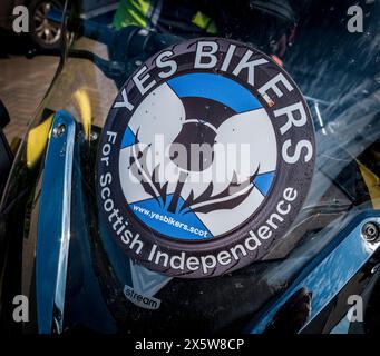 Édimbourg, Écosse - 11 mai 2024 OUI les motards partent d'Édimbourg à Moffat, Écosse pour soutenir l'indépendance. Banque D'Images