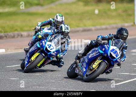 Portstewart, Royaume-Uni. 09 mai 2024. Davey Todd (1) a remporté la course de classe Supersport sponsorisée par le restaurant Race 3 Tides au Northwest 200. Richard Cooper (47) a terminé deuxième et Michael Dunlop troisième. Crédit : Bonzo/Alamy Live News Banque D'Images