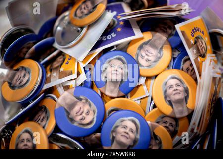 CDU Parteitag DEU, Deutschland, Allemagne, Berlin, 07.06.2024 Button der Epp mit Foto Ursula von der Leyen , Praesidentin der Europaeischen Kommission und CDU-Mitglied beim Parteitag mit der Diskussion zum neuen Grundsatzprogramm der CDU unter dem motto in Freiheit Leben Deutschland sicher in die Zukunft fuehren in Berlin Deutschland en: bouton PPE pour les élections européennes avec photo Ursula von der Leyen , présidente de la Commission européenne et membre de la CDU à la conférence du parti avec la discussion sur le nouveau programme de base Grundsatzprogramm du parti conservateur CDU sous le slogan Live Banque D'Images