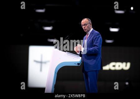 Friedrich Merz, CDU Grundsatzprogramm DEU, Deutschland, Allemagne, Berlin, 07.06.2024 Symbol christliiches Kreuz mit Vielfalt BEI der Rede von Friedrich Merz , Vorsitzender der CDU , beim Parteitag mit der Diskussion zum neuen Grundsatzprogramm der CDU unter dem motto in Freiheit Leben Deutschland sicher in die Zukunft fuehren in Berlin Deutschland . Besonders Umstritten ist das Thema Leitkultur en : symbole d'une croix chrétienne avec diversité lors du discours de Friedrich Merz , président de la CDU et chef du groupe parlementaire CDU, lors de la conférence du parti avec la discussion sur le nouveau p de base Banque D'Images