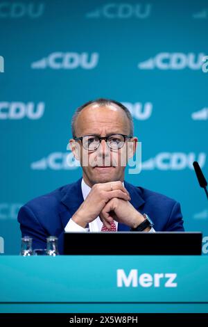 Friedrich Merz, CDU Grundsatzprogramm DEU, Deutschland, Allemagne, Berlin, 07.06.2024 Friedrich Merz , Vorsitzender der CDU , beim Parteitag mit der Diskussion zum neuen Grundsatzprogramm der CDU unter dem motto in Freiheit Leben Deutschland sicher in die Zukunft fuehren in Berlin Deutschland . Besonders Umstritten ist das Thema Leitkultur en : Friedrich Merz , président de la CDU et chef du groupe parlementaire CDU, à la conférence du parti avec la discussion sur le nouveau programme de base Grundsatzprogramm sous le slogan Live in Freedom, conduire l'Allemagne en toute sécurité dans l'avenir à Berlin Allemagne le topi Banque D'Images