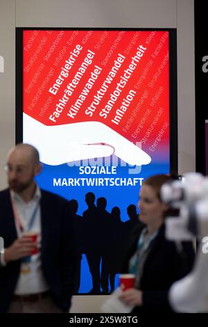 CDU Parteitag DEU, Deutschland, Allemagne, Berlin, 07.06.2024 stand von Gesamtmetall mit Plakat Soziale Marktwirtschaft gegen Energiekrise Klimawandel inflation Strukturwandel auf dem Parteitag der CDU mit der Diskussion zum neuen Grundsatzprogramm der CDU unter dem Motto in Freiheit Leben Deutschland sicher in die Zukunft fuehren in Berlin Deutschland: Stall de Gesamtmetall avec l'affiche économie sociale de marché contre la crise de l'énergie changement climatique inflation changement structurel à la conférence du parti CDU avec la discussion sur le nouveau programme de base de la CDU sous la devise Live in Freedom Lead G. Banque D'Images