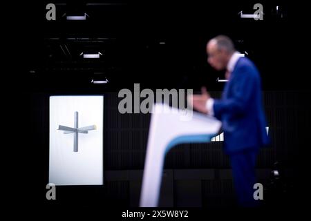 Friedrich Merz, CDU Grundsatzprogramm DEU, Deutschland, Allemagne, Berlin, 07.06.2024 Symbol christliiches Kreuz mit Vielfalt BEI der Rede von Friedrich Merz , Vorsitzender der CDU , beim Parteitag mit der Diskussion zum neuen Grundsatzprogramm der CDU unter dem motto in Freiheit Leben Deutschland sicher in die Zukunft fuehren in Berlin Deutschland . Besonders Umstritten ist das Thema Leitkultur en : symbole d'une croix chrétienne avec diversité lors du discours de Friedrich Merz , président de la CDU et chef du groupe parlementaire CDU, lors de la conférence du parti avec la discussion sur le nouveau p de base Banque D'Images