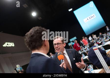 Philipp Amthor, CDU Grundsatzprogramm DEU, Deutschland, Allemagne, Berlin, 07.06.2024 interview von der Heute-Show mit Philipp Amthor , MDB der CDU , beim Parteitag mit der Diskussion zum neuen Grundsatzprogramm der CDU unter dem motto in Freiheit Leben Deutschland sicher in die Zukunft fuehren in Berlin Deutschland . Besonders Umstritten ist das Thema Leitkultur en : Philipp Amthor à la conférence du parti avec la discussion sur le nouveau programme de base Grundsatzprogramm sous le slogan Live in Freedom, mener l'Allemagne en toute sécurité dans l'avenir à Berlin Allemagne le sujet de la culture dominante est speciall Banque D'Images