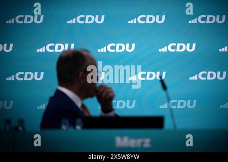 Friedrich Merz, CDU Grundsatzprogramm DEU, Deutschland, Allemagne, Berlin, 07.06.2024 Friedrich Merz , Vorsitzender der CDU , beim Parteitag mit der Diskussion zum neuen Grundsatzprogramm der CDU unter dem motto in Freiheit Leben Deutschland sicher in die Zukunft fuehren in Berlin Deutschland . Besonders Umstritten ist das Thema Leitkultur en : Friedrich Merz , président de la CDU et chef du groupe parlementaire CDU, à la conférence du parti avec la discussion sur le nouveau programme de base Grundsatzprogramm sous le slogan Live in Freedom, conduire l'Allemagne en toute sécurité dans l'avenir à Berlin Allemagne le topi Banque D'Images