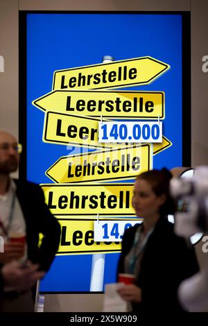 CDU Parteitag DEU, Deutschland, Allemagne, Berlin, 07.06.2024 Stand von Gesamtmetall mit Plakat Lehrstelle Leerstelle zum Thema Fachkraft zum Fachkraeftemangel fuer Soziale Marktwirtschaft auf dem Parteitag der CDU mit der Diskussion zum neuen Grundsatzprogramm der CDU unter dem motto in Freiheit Leben Deutschland sicher in die Zukunft fuehren in Berlin Deutschland en: stand de Gesamtmetall avec poster apprentissage espace blanc sur le thème des travailleurs qualifiés sur la pénurie de travailleurs qualifiés pour l'économie sociale de marché lors de la conférence du parti CDU avec la discussion sur le nouveau programme de base Banque D'Images