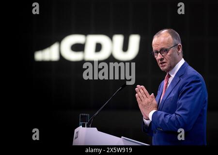 Friedrich Merz, CDU Grundsatzprogramm DEU, Deutschland, Allemagne, Berlin, 07.06.2024 Rede von Friedrich Merz , Vorsitzender der CDU , beim Parteitag mit der Diskussion zum neuen Grundsatzprogramm unter dem motto in Freiheit Leben Deutschland sicher in die Zukunft fuehren in Berlin Deutschland . Besonders Umstritten ist das Thema Leitkultur en : Friedrich Merz , président de la CDU et chef du groupe parlementaire CDU, à la conférence du parti avec la discussion sur le nouveau programme de base Grundsatzprogramm sous le slogan Live in Freedom, conduire l'Allemagne en toute sécurité dans l'avenir à Berlin Allemagne le sommet Banque D'Images