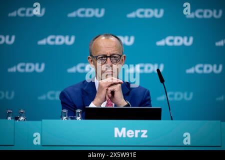 Friedrich Merz, CDU Grundsatzprogramm DEU, Deutschland, Allemagne, Berlin, 07.06.2024 Friedrich Merz , Vorsitzender der CDU , beim Parteitag mit der Diskussion zum neuen Grundsatzprogramm der CDU unter dem motto in Freiheit Leben Deutschland sicher in die Zukunft fuehren in Berlin Deutschland . Besonders Umstritten ist das Thema Leitkultur en : Friedrich Merz , président de la CDU et chef du groupe parlementaire CDU, à la conférence du parti avec la discussion sur le nouveau programme de base Grundsatzprogramm sous le slogan Live in Freedom, conduire l'Allemagne en toute sécurité dans l'avenir à Berlin Allemagne le topi Banque D'Images