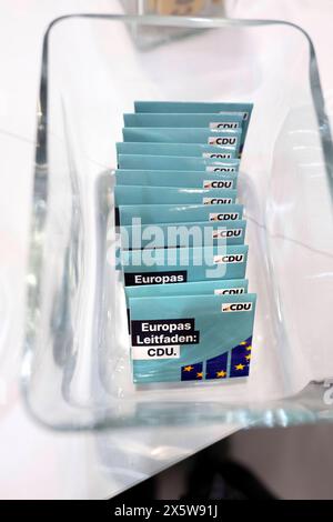 CDU Parteitag DEU, Deutschland, Allemagne, Berlin, 07.06.2024 Geschenk Europas Leitfaden zur Europawahl im Imageshop beim Parteitag mit der Diskussion zum neuen Grundsatzprogramm der CDU unter dem motto in Freiheit Leben Deutschland sicher in die Zukunft fuehren in Berlin Deutschland: Gift Europe Guide des élections européennes à la boutique d'images à la conférence du parti avec la discussion sur le nouveau programme de base Grundsatzprogramm du parti conservateur CDU sous le slogan Live in Freedom, mener l'Allemagne en toute sécurité dans le futur à Berlin Allemagne *** CDU Parteitag DEU, Deutschland, Allemagne, B Banque D'Images