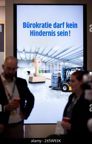 CDU Parteitag DEU, Deutschland, Allemagne, Berlin, 07.06.2024 Stand von Gesamtmetall mit Plakat Buerokratie darf kein Hindernis sein gegen zu viel Bürokratie fuer Soziale Marktwirtschaft auf dem Parteitag der CDU mit der Diskussion zum neuen Grundsatzprogramm der CDU unter dem motto in Freiheit Leben Deutschland sicher in die Zukunft fuehren in Berlin Deutschland en: Stall de Gesamtmetall avec la bureaucratie de l'affiche ne doit pas être un obstacle contre trop de bureaucratie pour une économie sociale de marché à la conférence du parti CDU avec la discussion sur le nouveau programme de base de la CDU sous la devise Live Banque D'Images