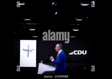 Friedrich Merz, CDU Grundsatzprogramm DEU, Deutschland, Allemagne, Berlin, 07.06.2024 Symbol christliiches Kreuz mit Vielfalt BEI der Rede von Friedrich Merz , Vorsitzender der CDU , beim Parteitag mit der Diskussion zum neuen Grundsatzprogramm der CDU unter dem motto in Freiheit Leben Deutschland sicher in die Zukunft fuehren in Berlin Deutschland . Besonders Umstritten ist das Thema Leitkultur en : symbole d'une croix chrétienne avec diversité lors du discours de Friedrich Merz , président de la CDU et chef du groupe parlementaire CDU, lors de la conférence du parti avec la discussion sur le nouveau p de base Banque D'Images