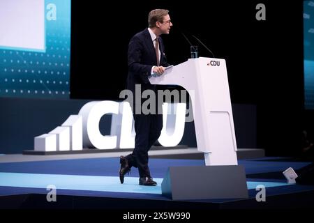 Philipp Amthor, CDU Grundsatzprogramm DEU, Deutschland, Allemagne, Berlin, 07.06.2024 Philipp Amthor , MDB der CDU , beim Parteitag mit der Diskussion zum neuen Grundsatzprogramm der CDU unter dem motto in Freiheit Leben Deutschland sicher in die Zukunft fuehren in Berlin Deutschland . Besonders Umstritten ist das Thema Leitkultur en : Philipp Amthor à la conférence du parti avec la discussion sur le nouveau programme de base Grundsatzprogramm sous le slogan Live in Freedom, mener l'Allemagne en toute sécurité dans l'avenir à Berlin Allemagne le sujet de la culture dominante est particulièrement controversé, *** Philipp Amth Banque D'Images