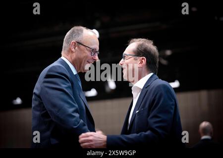 Friedrich Merz, Alexander Dobrindt, CDU Parteitag DEU, Deutschland, Allemagne, Berlin, 08.05.2024 Alexander Dobrindt , Vorsitzender der CSU im Bundestag et Friedrich Merz , Vorsitzender der CDU v.l.n.r beim Parteitag der CDU unter dem motto in Freiheit Leben Deutschland sicher in die Zukunft fuehren in Berlin Deutschland en: Alexander Dobrindt , président de la CSU au Bundestag, et Friedrich Merz , président de la CDU et chef du groupe parlementaire CDU f.l.t.r à la conférence du parti CDU sous le slogan Live in Freedom, conduisent l'Allemagne en toute sécurité dans l'avenir à Berlin Allemagne *** Friedrich Banque D'Images