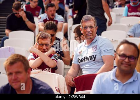 Les fans de West Ham United portent des masques faciaux de l'entraîneur David Moyes lors du match de premier League au stade de Londres. Date de la photo : samedi 11 mai 2024. Banque D'Images