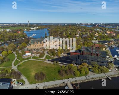 Vue aérienne du Nordic Museum et du musée vasa à Stockholm, Suède. Printemps, arbres verts, soleil fort, gens marchant près de l'eau Banque D'Images
