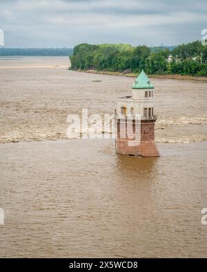 Tour historique de prise d'eau construite en 1891 sous le pont Old Chain of Rocks sur le fleuve Mississippi près de St Louis Banque D'Images