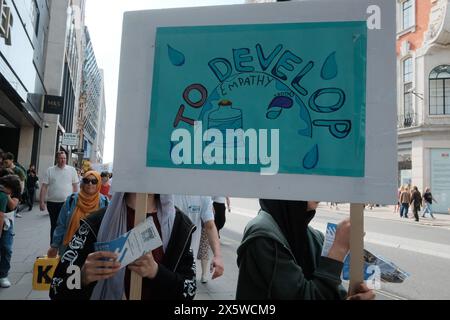 Londres, Angleterre, Royaume-Uni. 11 mai 2024. Walk for Water (walk4water) pour sensibiliser à la rareté de l'eau en Afrique et dans d'autres régions. (Crédit image : © Joao Daniel Pereira/ZUMA Press Wire) USAGE ÉDITORIAL SEULEMENT! Non destiné à UN USAGE commercial ! Banque D'Images