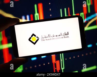 Konskie, Pologne - 11 mai 2024 : logo de la société Saudi Investment Bank affiché sur le téléphone portable Banque D'Images