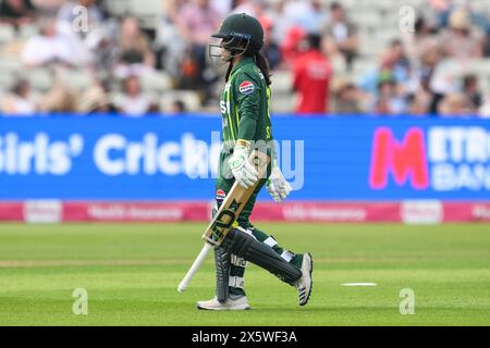 Sidra Amin du Pakistan quitte le terrain après avoir été attrapée LBW au bowling de Charlie Dean de l'Angleterre lors du premier match international T20 Angleterre femmes vs Pakistan femmes à Edgbaston, Birmingham, Royaume-Uni, 11 mai 2024 (photo par Craig Thomas/News images) dans, le 5/11/2024. (Photo de Craig Thomas/News images/SIPA USA) crédit : SIPA USA/Alamy Live News Banque D'Images