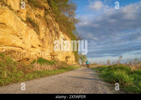 Cycliste masculin chevauchant un vélo pliant sur Steamboat trace, piste cyclable convertie à partir d'un chemin de fer abandonné, près du Pérou, Nebraska, scénographe matinal printanier Banque D'Images