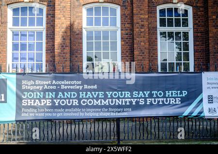 Bannière publicitaire du Stepney High Street Accelerator Scheme qui vise à régénérer cette zone de Hull, l’une des plus défavorisées du pays. Banque D'Images