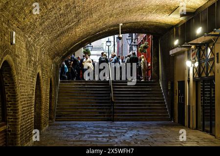 Foule de buveurs entre les deux bars du Ship et Shovell pub, vue sous les arches, Londres, Angleterre Banque D'Images