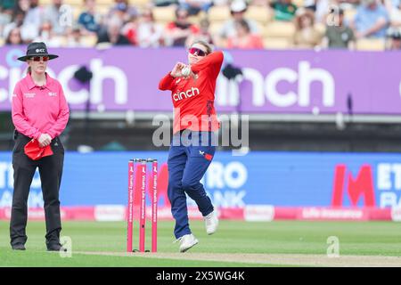 Birmingham, Royaume-Uni. 11 mai 2024. Charlie Dean d'Angleterre en action bowling lors du 1er match Vitality Women's IT20 entre les femmes d'Angleterre et les femmes du Pakistan au terrain de cricket d'Edgbaston, Birmingham, Angleterre le 11 mai 2024. Photo de Stuart Leggett. Utilisation éditoriale uniquement, licence requise pour une utilisation commerciale. Aucune utilisation dans les Paris, les jeux ou les publications d'un club/ligue/joueur. Crédit : UK Sports pics Ltd/Alamy Live News Banque D'Images